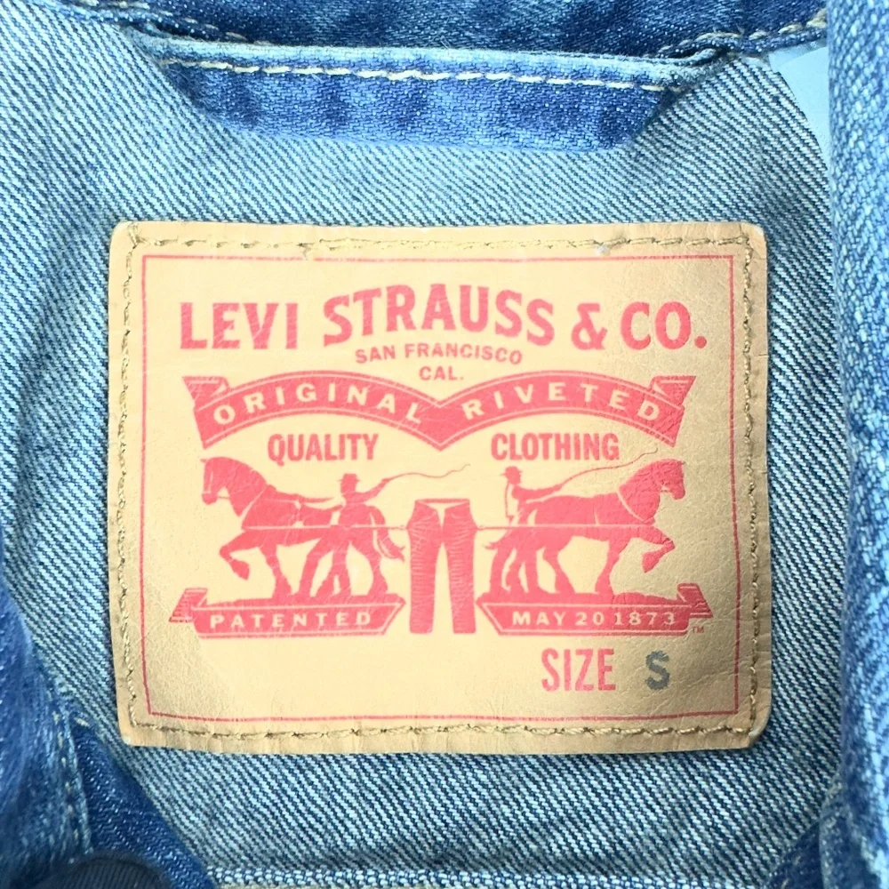 Levi’s Classic Denim Jacket in Dark Blue Wash - Picture 10 of 12